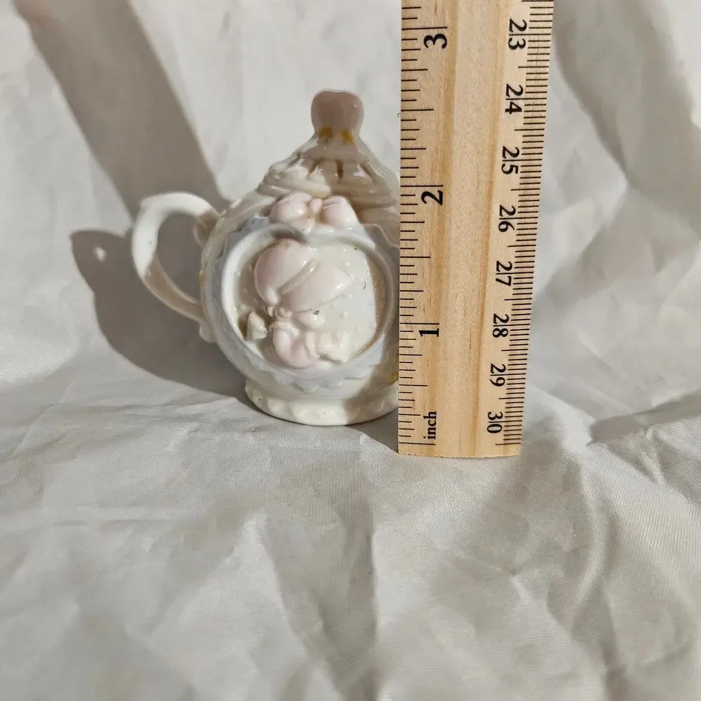 Preciou Monents Salt & Pepper Shakers Teapots set 1993 Bonnets